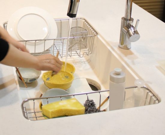 食器を洗っている女性