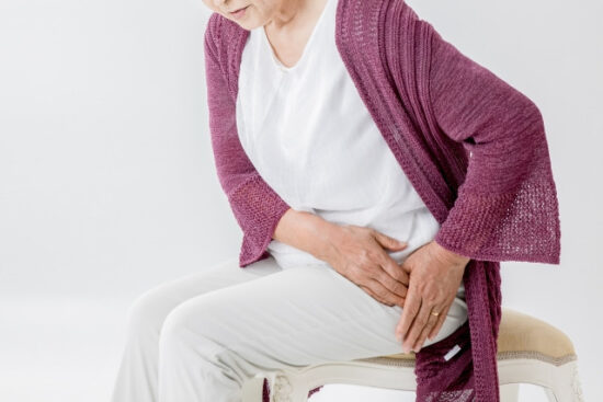 股関節に痛みがある高齢女性