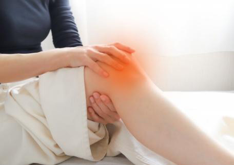 膝に痛みがある女性