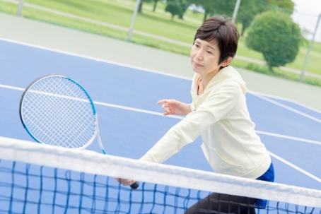 テニスをする女性
